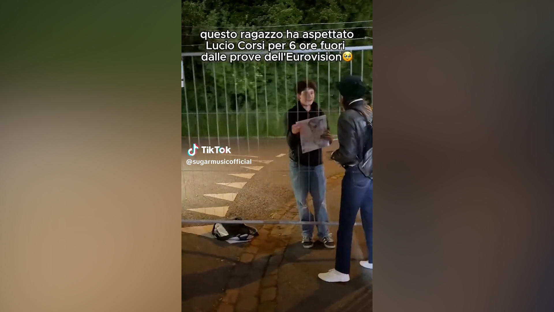 L’eroica impresa di un fan di Lucio Corsi (a Basilea per le prove dell’Eurovision): lo aspetta sei ore fuori per un autografo – Video L’eroica impresa di un fan di Lucio Corsi (a Basilea per le prove dell’Eurovision): lo aspetta sei ore fuori per un autografo – Video
