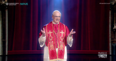 Copertina di Crozza veste i panni del nuovo Papa Leone XIV: “Donald, pensavi di essere l’americano più famoso del mondo eh…”
