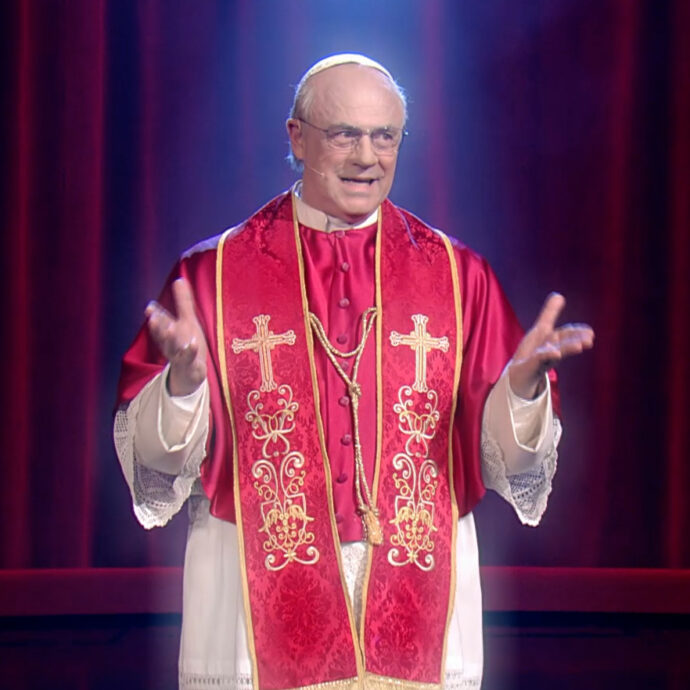 Crozza veste i panni del nuovo Papa Leone XIV: “Donald, pensavi di essere l’americano più famoso del mondo eh…”