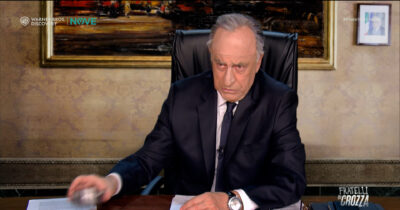 Copertina di Crozza diventa il sindaco Sala e affronta così la “questione” della gestione urbanistica di Milano – Video