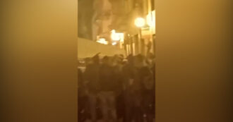 Copertina di Gli alpini intonano la canzone fascista "Faccetta nera" durante il raduno di Biella. Pd: "Insulto alla memoria"