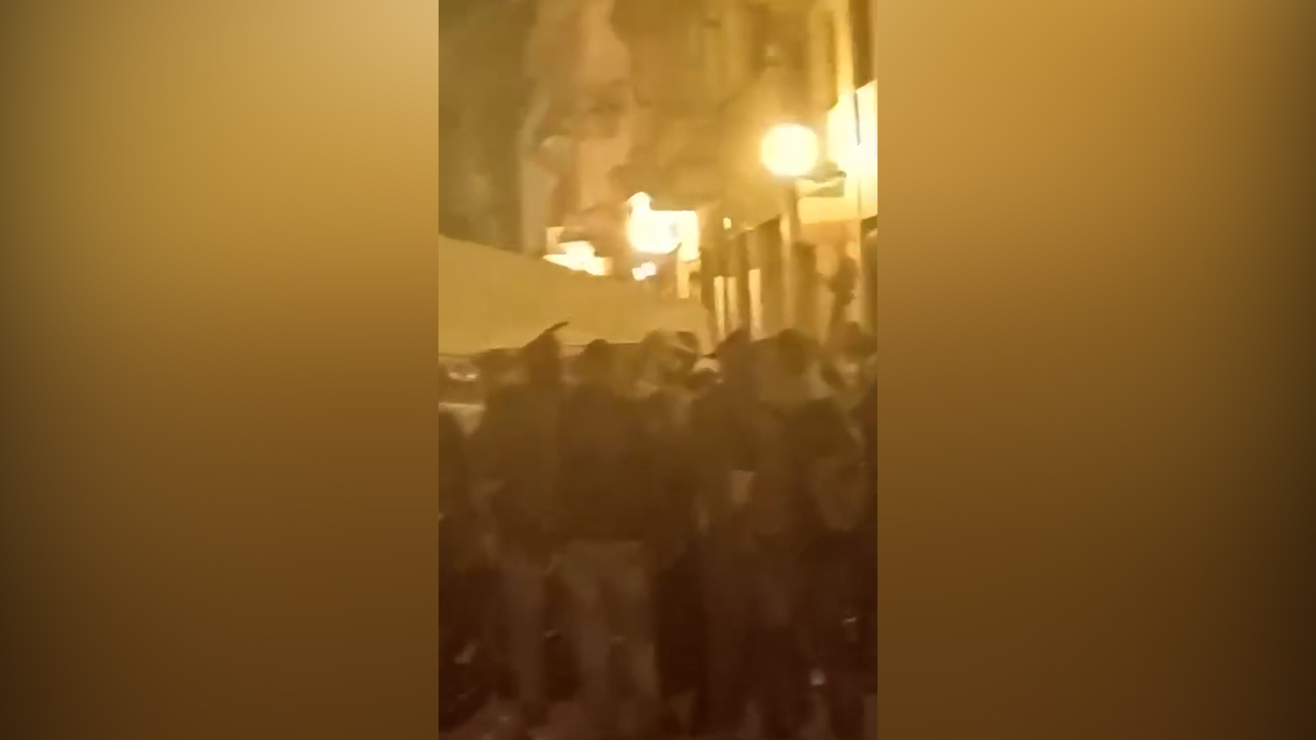Gli alpini intonano la canzone fascista “Faccetta nera” durante il raduno di Biella. Pd: “Insulto alla memoria” Gli alpini intonano la canzone fascista “Faccetta nera” durante il raduno di Biella. Pd: “Insulto alla memoria”