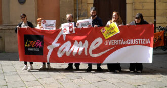Copertina di Libera lancia “Fame di verità e giustizia”: il flashmob a Bologna con un menù speciale di 12 portate – Video