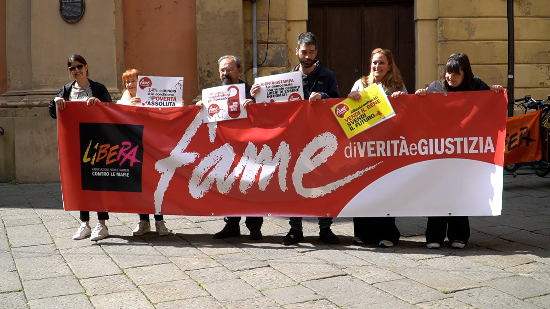 Libera lancia “Fame di verità e giustizia”: il flashmob a Bologna con un menù speciale di 12 portate – Video Libera lancia “Fame di verità e giustizia”: il flashmob a Bologna con un menù speciale di 12 portate – Video