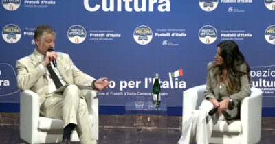 Copertina di Giuli e l’ironia di Geppi Cucciari al Quirinale: “Battutine. La sinistra aveva gli intellettuali, ora gli sono rimasti i comici”