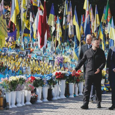 Copertina di Ucraina, pace in 4 punti: sì di Trump. Mosca: “Ma stop armi a Kiev”