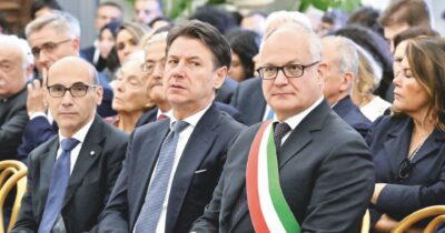 Copertina di 5S divisi sull’alleanza con i dem a Roma: “Ma se tolgono i ballottaggi ci favoriscono”