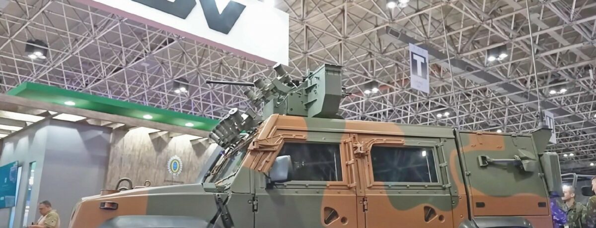 Copertina di Dono di Leonardo a Elkann, 1,5 miliardi per avere l’Iveco 