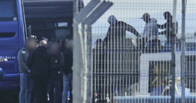 Copertina di Migranti, la Cassazione rinvia alla Corte d’appello decisione su trattenimento nel centro Gjader: “È come un cpr”