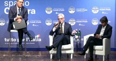 Copertina di Mollicone (FdI) risentito per le battute di Cucciari su Giuli: “Solo con la sinistra una cabarettista può introdurre un ministro irridendolo”