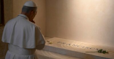 Copertina di La rosa bianca di Papa Leone XIV per Francesco, trenta minuti in preghiera sulla tomba