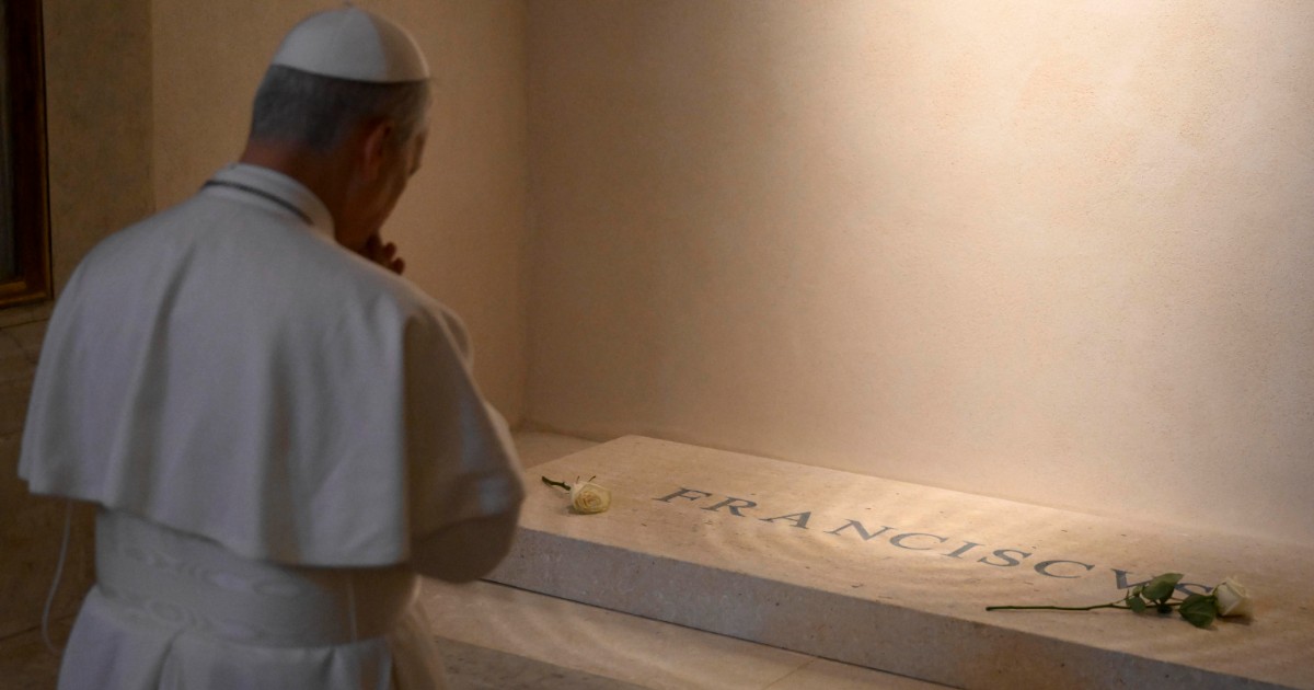 La rosa bianca di Papa Leone XIV per Francesco, trenta minuti in preghiera sulla tomba La rosa bianca di Papa Leone XIV per Francesco, trenta minuti in preghiera sulla tomba