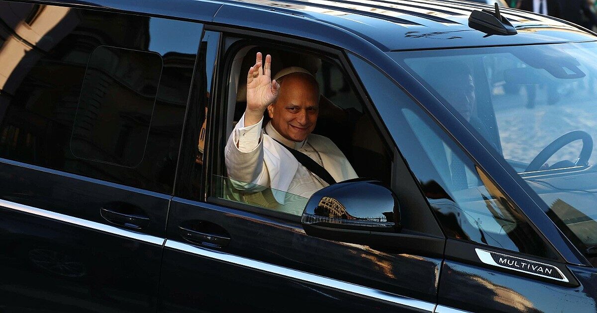 Papa Leone XIV prega per 30 minuti sulla tomba di Papa Francesco Papa Leone XIV prega per 30 minuti sulla tomba di Papa Francesco