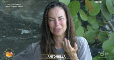 Copertina di “Antonella Mosetti è preoccupata per suo papà”, ma il padre è morto: la gaffe sul profilo social de “L’isola dei famosi”