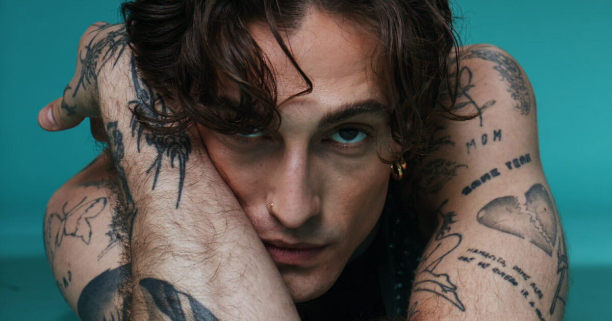 Damiano David fa a botte con le sue “divertenti piccole paure” fino a sprofondare, ma ci suggerisce che l’amore ci salverà per sempre. Provare per credere Damiano David fa a botte con le sue “divertenti piccole paure” fino a sprofondare, ma ci suggerisce che l’amore ci salverà per sempre. Provare per credere