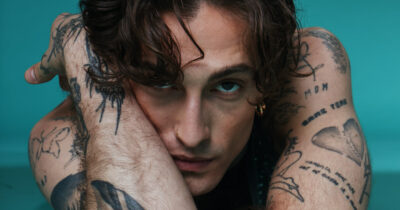 Copertina di Damiano David fa a botte con le sue “divertenti piccole paure” fino a sprofondare, ma ci suggerisce che l’amore ci salverà per sempre. Provare per credere