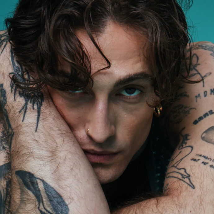 Damiano David fa a botte con le sue “divertenti piccole paure” fino a sprofondare, ma ci suggerisce che l’amore ci salverà per sempre. Provare per credere