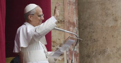 Copertina di Leone XIV cita Francesco: “C’è un conflitto mondiale a pezzi. Mi rivolgo ai potenti della Terra: mai più guerra”