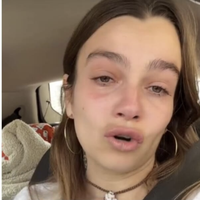 “Non riesco a smettere di piangere. Abbiamo lasciato il nostro camper incustodito per tre giorni e ce l’hanno rubato”: lo sfogo in lacrime degli influencer ‘Viaggiatori ecologici”
