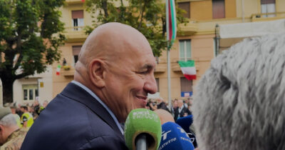 Copertina di Faccetta nera al raduno degli Alpini, Crosetto: “Associazione apartitica, perditempo non rovinino la festa”