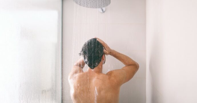 “Attenzione, quando avete caldo non fate docce fredde: ecco cosa si rischia”: il monito del professor Adam Taylor della Lancaster University