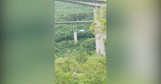 Copertina di La nuova “folle moda”: lanci dal viadotto dell’autostrada con il paracadute. Due denunciati – Video