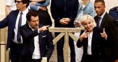 Copertina di Salvini fa il papalino. “Parigi e Berlino non si mettano di mezzo”