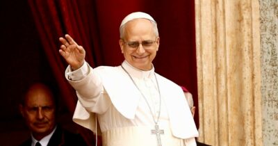 Copertina di Leone è come Francesco: “Mai più guerre, il fuoco cessi dall’Ucraina a Gaza”