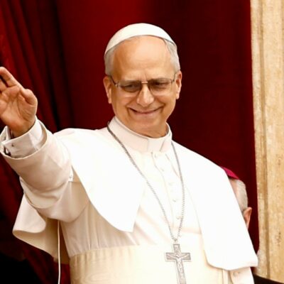 Copertina di Leone è come Francesco: “Mai più guerre, il fuoco cessi dall’Ucraina a Gaza”