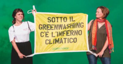 Copertina di Greenwashing, il finto ecologismo  che difende solo  profitti e potere