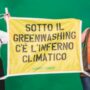 Copertina di Greenwashing, il finto ecologismo  che difende solo  profitti e potere