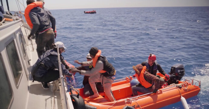 Bimbo di 2 anni disperso dopo naufragio al largo di Lampedusa. Save the Children: “Ogni ritardo della politica mette a rischio le persone”