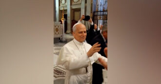 Papa Leone XIV a sorpresa a Santa Maria Maggiore: lascia una rosa sulla tomba di Bergoglio e benedice dei cresimandi