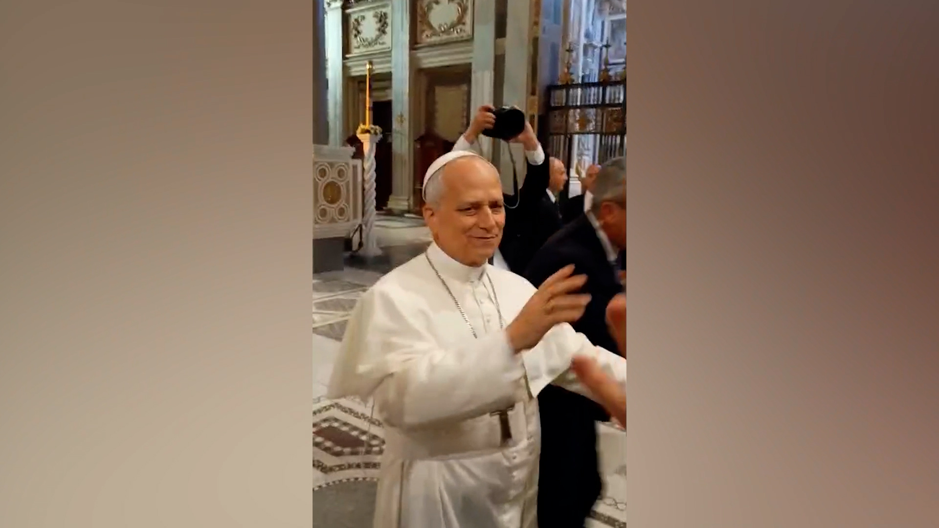 Papa Leone XIV a sorpresa a Santa Maria Maggiore: lascia una rosa sulla tomba di Bergoglio e benedice dei cresimandi Papa Leone XIV a sorpresa a Santa Maria Maggiore: lascia una rosa sulla tomba di Bergoglio e benedice dei cresimandi
