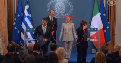 Copertina di Meloni perde la pazienza durante le foto di rito con la delegazione greca: il video della sua reazione