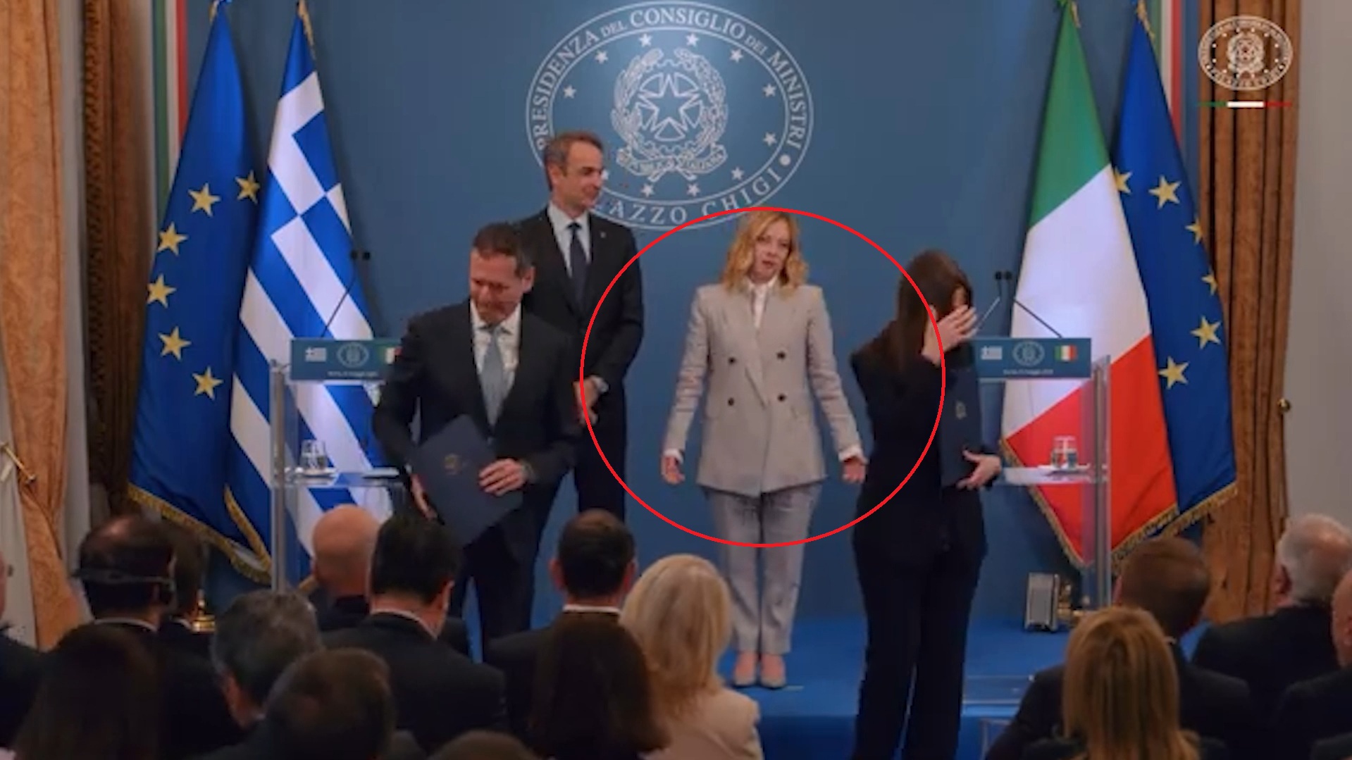 Meloni perde la pazienza durante le foto di rito con la delegazione greca: il video della sua reazione Meloni perde la pazienza durante le foto di rito con la delegazione greca: il video della sua reazione