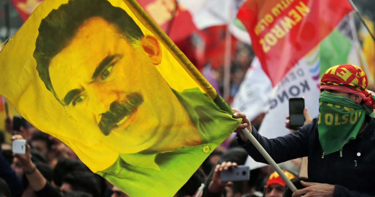 Il Pkk si è sciolto, l’annuncio ufficiale del partito curdo: “Öcalan guiderà la dissoluzione”. Esulta Erdogan Il Pkk si è sciolto, l’annuncio ufficiale del partito curdo: “Öcalan guiderà la dissoluzione”. Esulta Erdogan