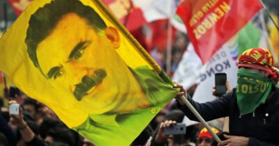 Copertina di Il Pkk si è sciolto, l’annuncio ufficiale del partito curdo: “Öcalan guiderà la dissoluzione”. Esulta Erdogan