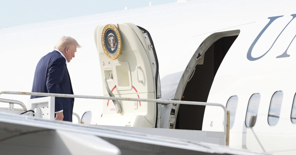 Il Qatar regala a Trump il nuovo Air Force One extralusso da 400 milioni. Proteste Dem. Casa Bianca: “Tutto legale” Il Qatar regala a Trump il nuovo Air Force One extralusso da 400 milioni. Proteste Dem. Casa Bianca: “Tutto legale”