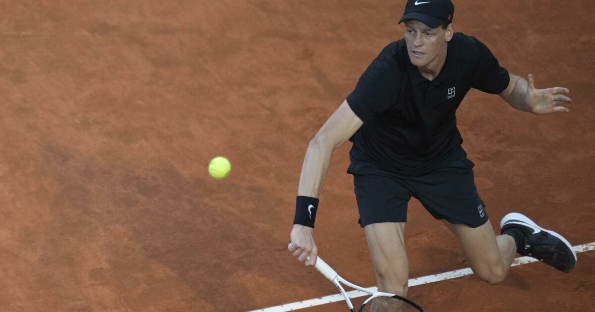 Jannik Sinner in campo a Roma con un Gps sulla schiena: perché lo usa e come funziona Jannik Sinner in campo a Roma con un Gps sulla schiena: perché lo usa e come funziona