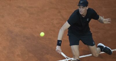 Copertina di Jannik Sinner in campo a Roma con un Gps sulla schiena: perché lo usa e come funziona