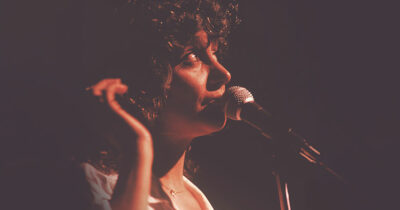 Copertina di Mia Martini vittima di odio, ipocrisia e dicerie assurde: a trent’anni dalla morte si sente ancora il vuoto nella musica italiana. Un’opera per celebrarla