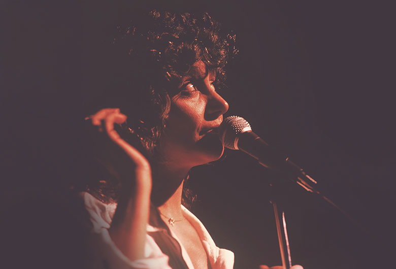 Mia Martini vittima di odio, ipocrisia e dicerie assurde: a trent’anni dalla morte si sente ancora il vuoto nella musica italiana. Un’opera per celebrarla Mia Martini vittima di odio, ipocrisia e dicerie assurde: a trent’anni dalla morte si sente ancora il vuoto nella musica italiana. Un’opera per celebrarla