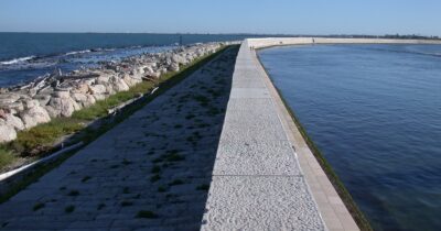 Copertina di Anziano turista scivola dai Murazzi di Ca’ Roman a Pellestrina (Venezia)