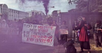 Copertina di Brescia, prof denunciato per molestie: le studentesse del liceo “Leonardo” in presidio davanti a scuola. “Sia sospeso”