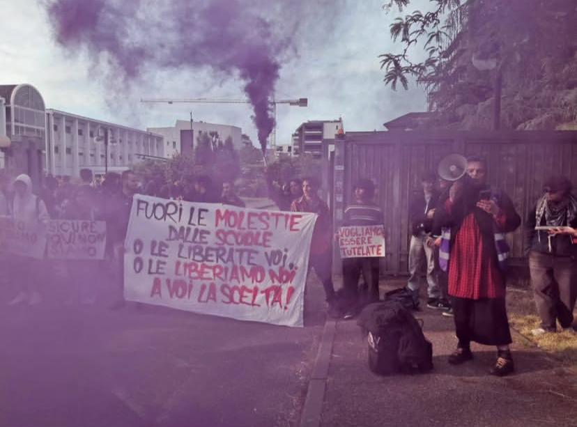 Brescia, prof denunciato per molestie: le studentesse del liceo “Leonardo” in presidio davanti a scuola. “Sia sospeso” Brescia, prof denunciato per molestie: le studentesse del liceo “Leonardo” in presidio davanti a scuola. “Sia sospeso”