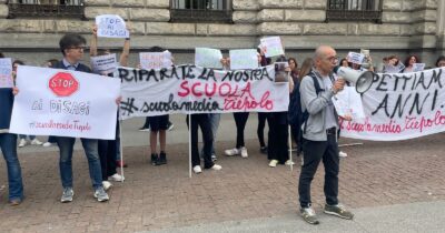 Copertina di Milano, sei classi inagibili da mesi nella scuola media: in 200 sotto Palazzo Marino. E ora il Comune si muove