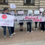 Copertina di Milano, sei classi inagibili da mesi nella scuola media: in 200 sotto Palazzo Marino. E ora il Comune si muove