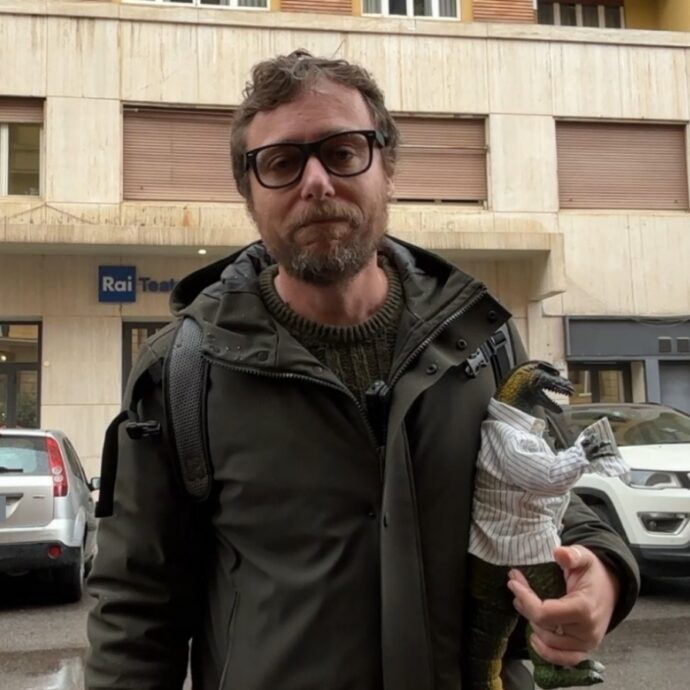 Pinuccio derubato durante uno show a teatro: i ladri svaligiano la macchina all’inviato di “Striscia la Notizia”