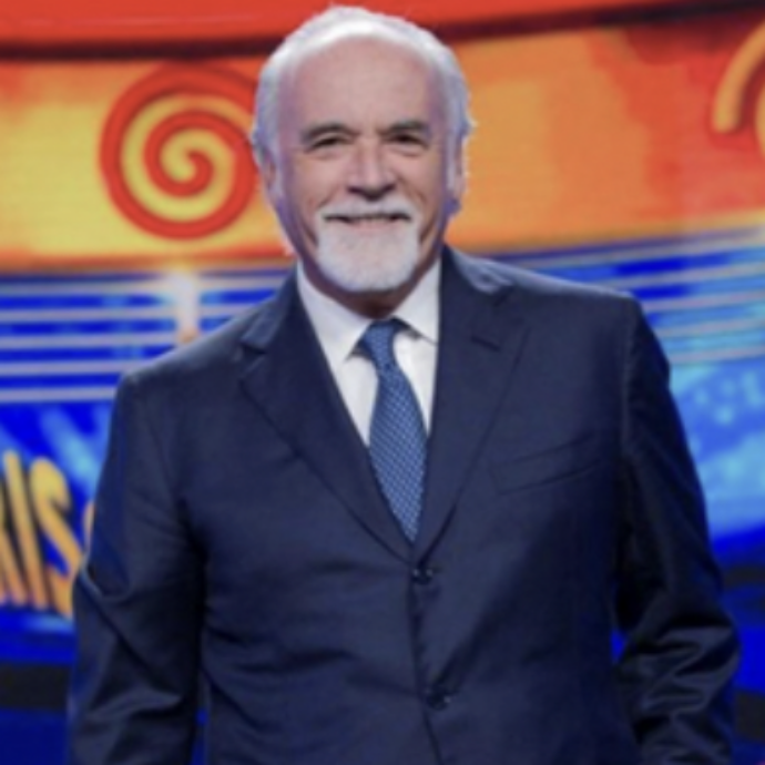 Parla Antonio Ricci: “Il metodo usato da Affari Tuoi per stabilire le vincite è sotto gli occhi di tutti. Non è vero che attacco per togliere pubblico a Stefano De Martino, c’è in ballo la verità”